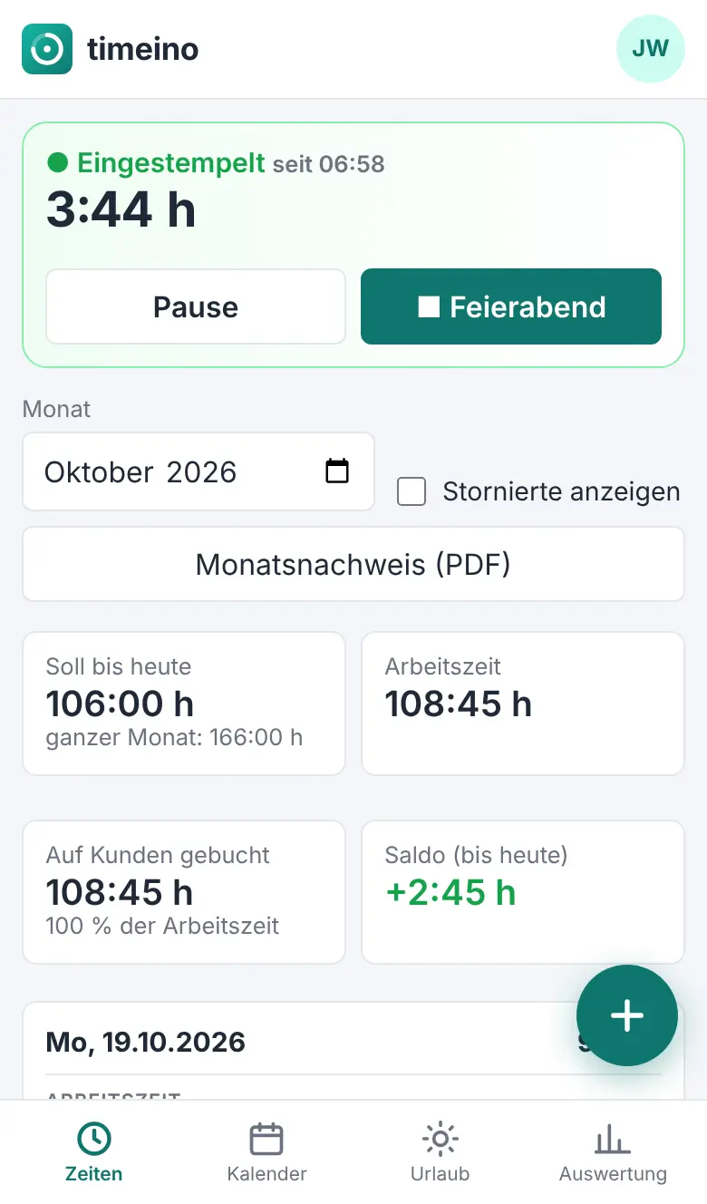 timeino auf dem Handy: Mitarbeiter ist seit 06:58 eingestempelt, mit Knöpfen für Pause und Feierabend; darunter Soll, Arbeitszeit und Saldo des Monats
